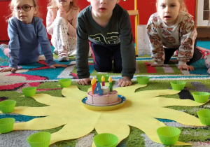 Jubilat zdmuchuje świeczki.