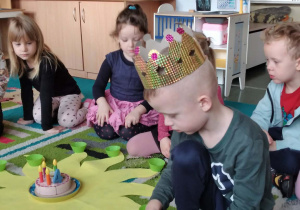 Jubilat rozkłada koraliki na słoneczku urodzinowym.