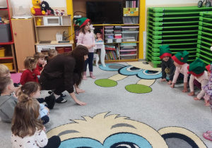 Zabawy świąteczne z Panią od angielskiego.