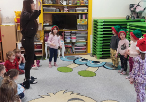 Zabawy świąteczne z Panią od angielskiego.