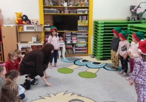 Zabawy świąteczne z Panią od angielskiego.