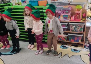 Zabawy świąteczne z Panią od angielskiego.