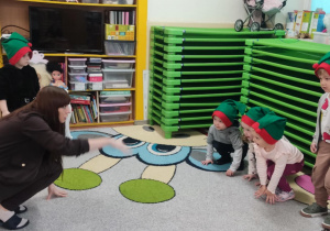 Zabawy świąteczne z Panią od angielskiego.