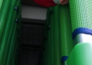 Skrzat schowany w leżaki.