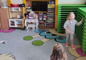 Dzieci szukają skrzata.