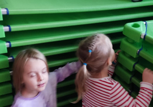 Dzieci szukają skrzata.