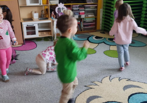 Dzieci szukają skrzata.