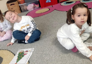Dzieci układają świąteczne puzzle.