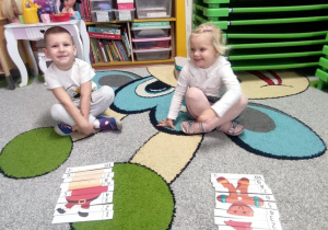 Dzieci układają świąteczne puzzle.