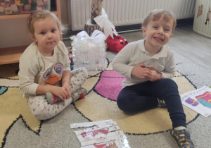 Dzieci układają świąteczne puzzle.