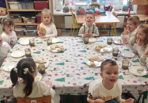 Śniadanko przy białym, świątecznym obrusiku.