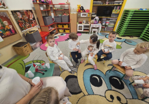 Dzieci układają świąteczne puzzle.