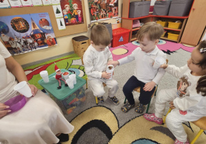 Dzieci układają świąteczne puzzle.