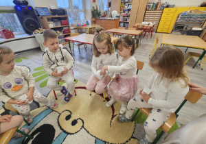 Dzieci układają świąteczne puzzle.