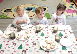 Śniadanko przy białym, świątecznym obrusiku.