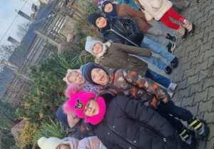 Zdjęcie grupowe na dworze.