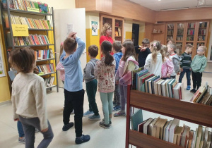 Dzieci w bibliotece.