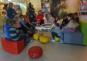 Dzieci w bibliotece słuchają bajek.