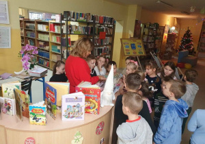 Dzieci w bibliotece, oprowadzanie po pomieszczeniu.