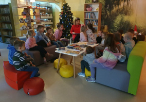 Dzieci w bibliotece słuchają bajek.