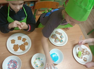 Tygryski dekorują świąteczne pierniki.