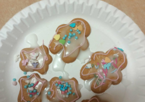 Pierniki na talerzu.