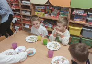 Dzieci dekorują pierniki.