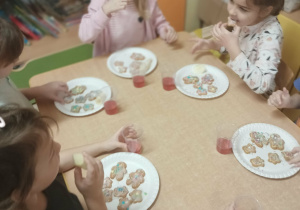 Dzieci dekorują pierniki.