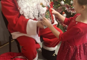 Św.Mikołaj odwiedza dzieci z gr. Kubusiów.