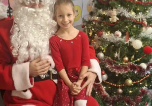 Św.Mikołaj odwiedza dzieci z gr. Kubusiów.