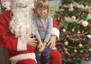 Św.Mikołaj odwiedza dzieci z gr. Kubusiów.