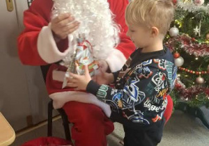 Św.Mikołaj odwiedza dzieci z gr. Kubusiów.