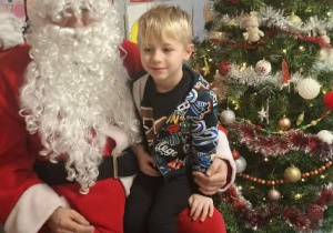 Św.Mikołaj odwiedza dzieci z gr. Kubusiów.