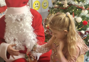 Św.Mikołaj odwiedza dzieci z gr. Kubusiów.