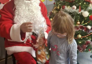 Św.Mikołaj odwiedza dzieci z gr. Kubusiów.