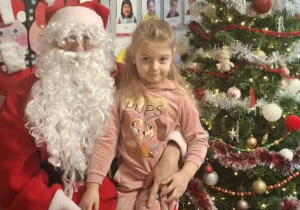 Św.Mikołaj odwiedza dzieci z gr. Kubusiów.