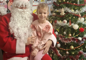 Św.Mikołaj odwiedza dzieci z gr. Kubusiów.