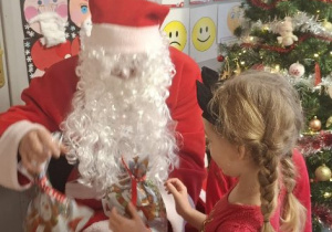 Św.Mikołaj odwiedza dzieci z gr. Kubusiów.