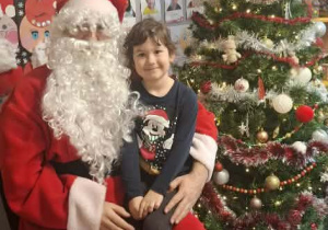 Św.Mikołaj odwiedza dzieci z gr. Kubusiów.