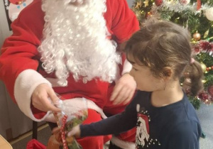 Św.Mikołaj odwiedza dzieci z gr. Kubusiów.
