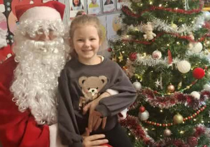 Św.Mikołaj odwiedza dzieci z gr. Kubusiów.