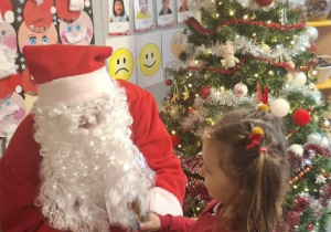 Św.Mikołaj odwiedza dzieci z gr. Kubusiów.