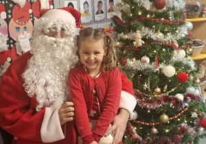 Św.Mikołaj odwiedza dzieci z gr. Kubusiów.