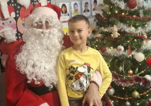 Św.Mikołaj odwiedza dzieci z gr. Kubusiów.