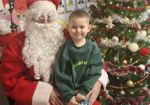 Św.Mikołaj odwiedza dzieci z gr. Kubusiów.