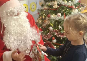 Św.Mikołaj odwiedza dzieci z gr. Kubusiów.