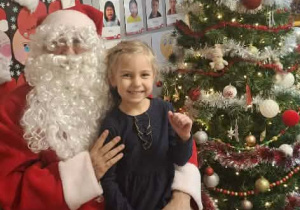 Św.Mikołaj odwiedza dzieci z gr. Kubusiów.