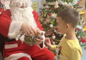 Św.Mikołaj odwiedza dzieci z gr. Kubusiów.
