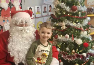 Św.Mikołaj odwiedza dzieci z gr. Kubusiów.