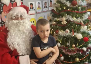 Św.Mikołaj odwiedza dzieci z gr. Kubusiów.